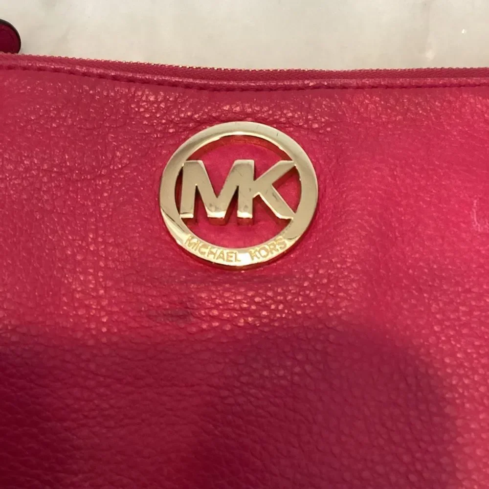 Michael Kors Purse Pouch Wristlet Pebbled Leather Clutch with Metallic Logo